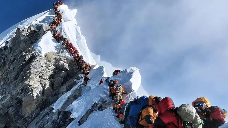 Có những cung đường nào để chinh phục núi Everest?